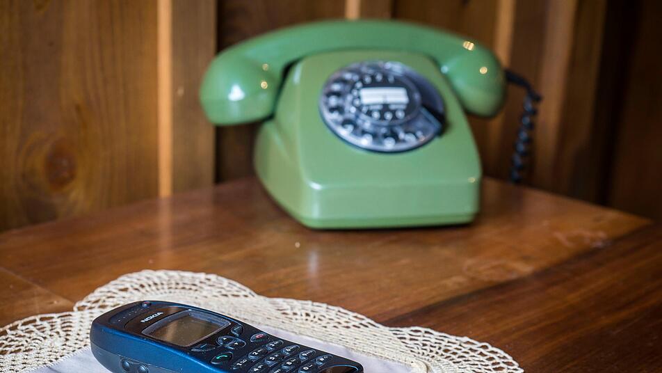Von der Wählscheibe bis zum ersten Handy kannst du die Geschichte des Telefons erkunden.