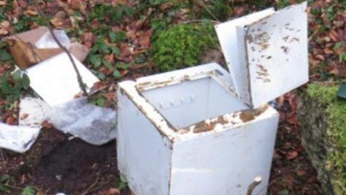Am 11. Januar war bei Waldarbeiten im Gemeindebereich von Irschenberg, neben der Ortsverbindungsstraße zwischen Auerschmiede und Irschenberg (OMV-Tankstelle), ein gewaltsam geöffneter Tresor gefunden worden.  Foto: Polizei