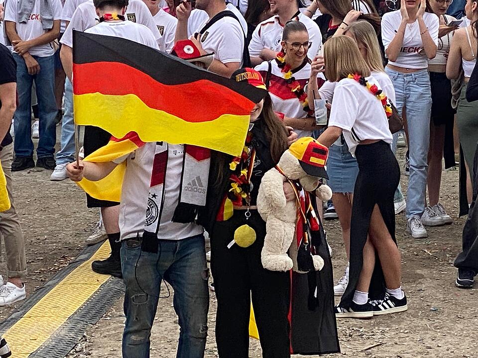 Deutschland steht im Achtelfinale und Nürnberger Fans feiern ausgelassen