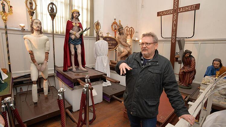 Joachim Salzmann erläutert in der Lohrer Kapuzinerkirche Symbolik und Geschichte der Karfreitags-Prozession und ihrer meist sehr alten lebensgroßen Holzfiguren.  Foto: Ronald Rinklef