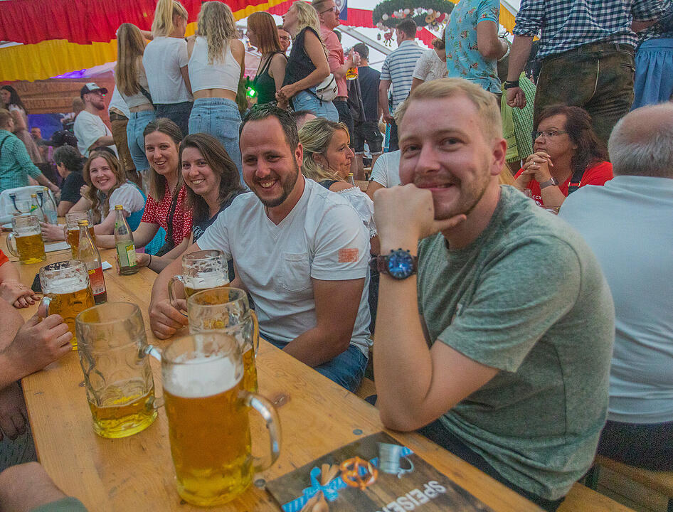 Musik im Festzelt gab es mit der Band "KLOSTERGOLD"
