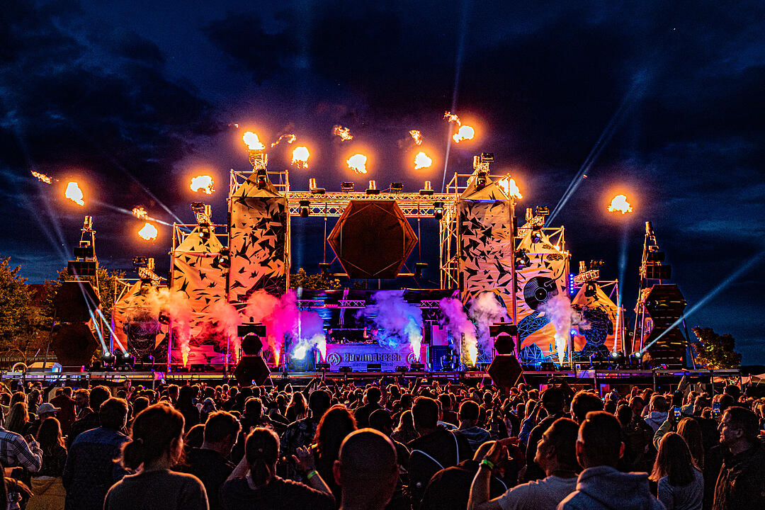 Sommer. Sonne. Tanzen. Techno. Bass!