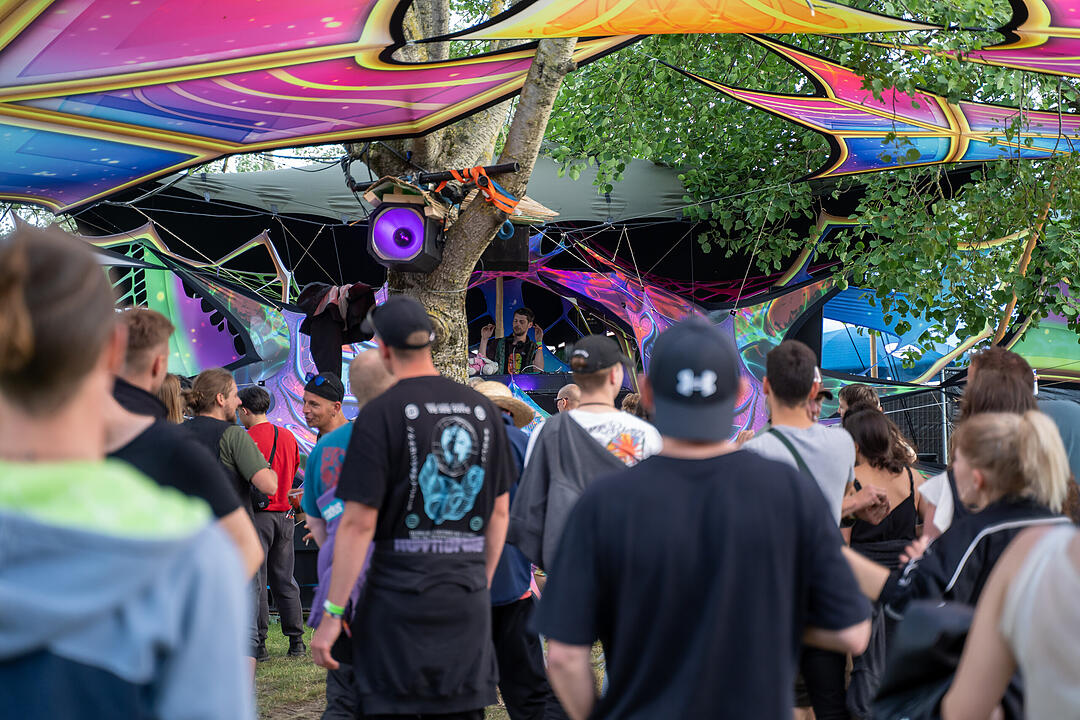 Sommer. Sonne. Tanzen. Techno. Bass!