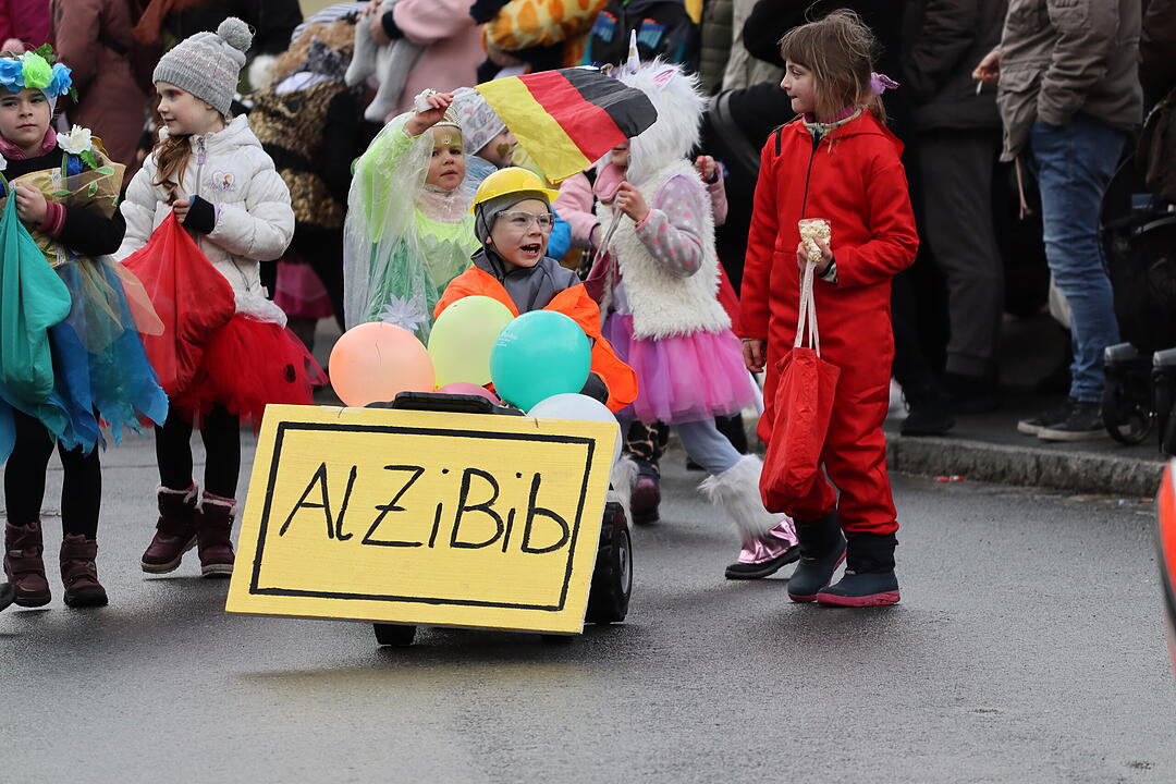 Die Hauptstrasse wurde zur Partymeile