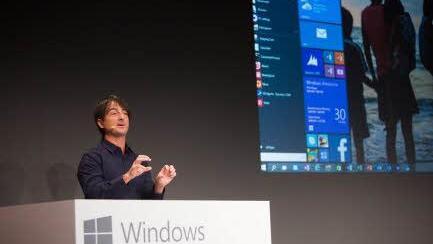 Microsoft-Vizepräsident Joe Belfiore bei der Präsentation von Windows 10. Foto: Microsoft/dpa