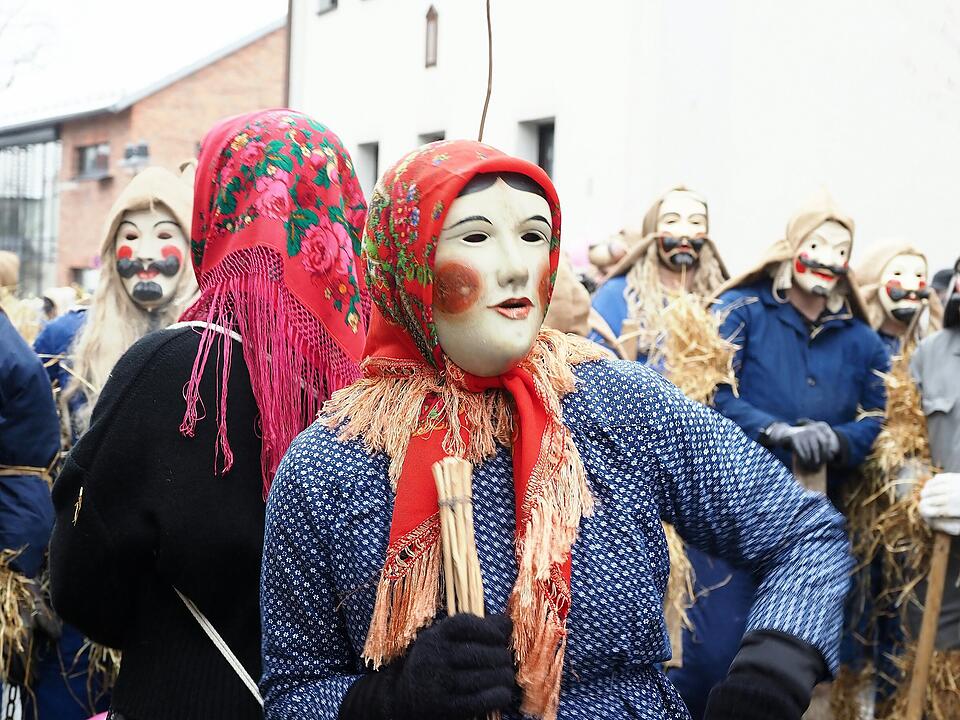 Tausende Besucher beim traditionellen Maskenumzug