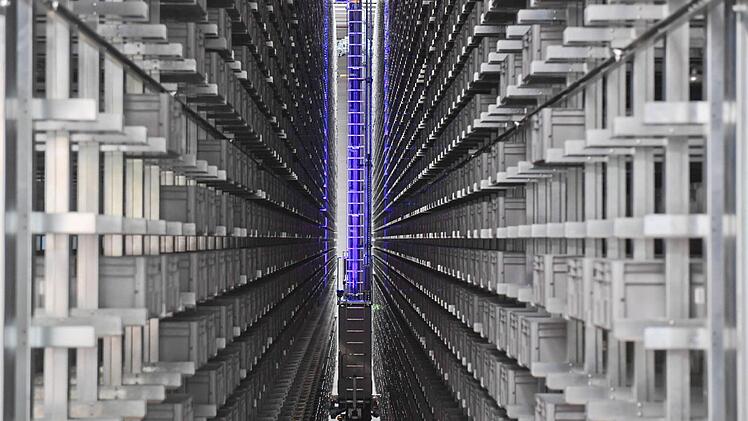 Blick in die Regale im automatischen Kleinteilelager, die dunklen, langen Schluchten ähneln. Foto: Ronald Rinklef