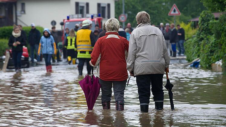 Land unter in Nordhessen: Die Etze in Berge ist nach Dauerregen bereits über die Ufer getreten Foto: Uwe Tucchi/dpa