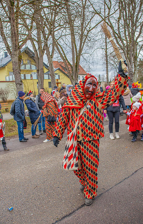 Tausende Narren und Närrinnen feierten auf der Straße