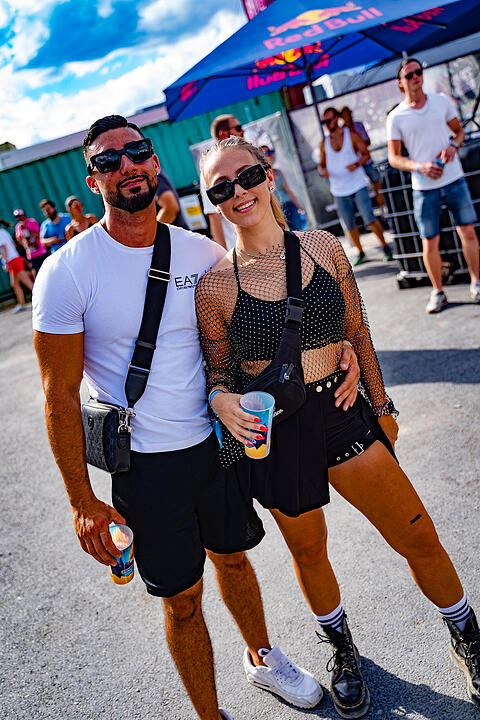 Einmalige Festivalwelt zwischen Stahl und Container.