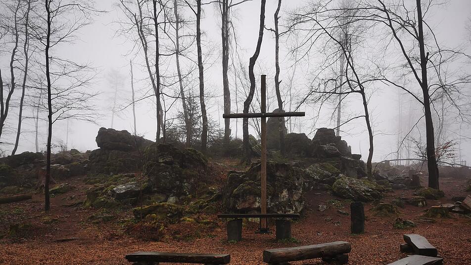 Manchmal offenbart erst das Wetter den mystischen Charakter mancher Orte - die Waldkirche mit der Basaltformation des kleinen Wolfstein.