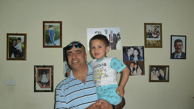 Hani mit dem kleinen Mohammed auf dem Arm. Der heute 49-jährige Bäcker war eines der ersten Kinder im Kinderdorf Bethlehem, Foto: irfe