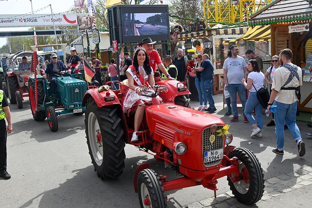 Nürnberger Frühlingsfest mit Rekordbesuch: 85 historische Traktoren auf Rundfahrt