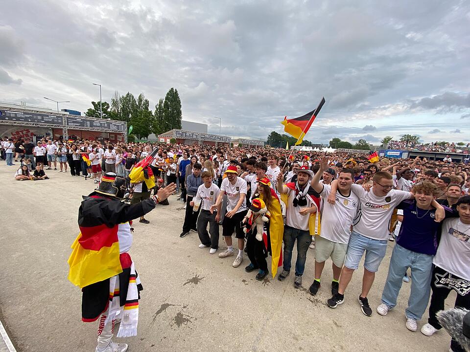 Deutschland steht im Achtelfinale und Nürnberger Fans feiern ausgelassen