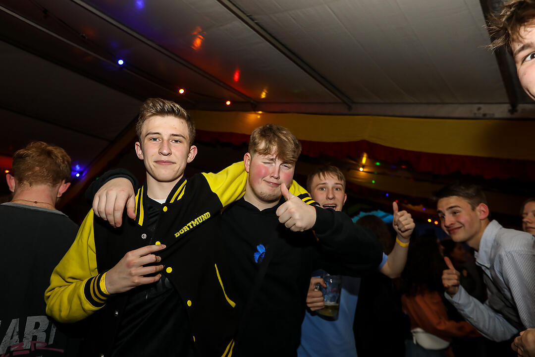 Beste Stimmung beim traditionsreichen Zeltweinfest an der Mainschleife!