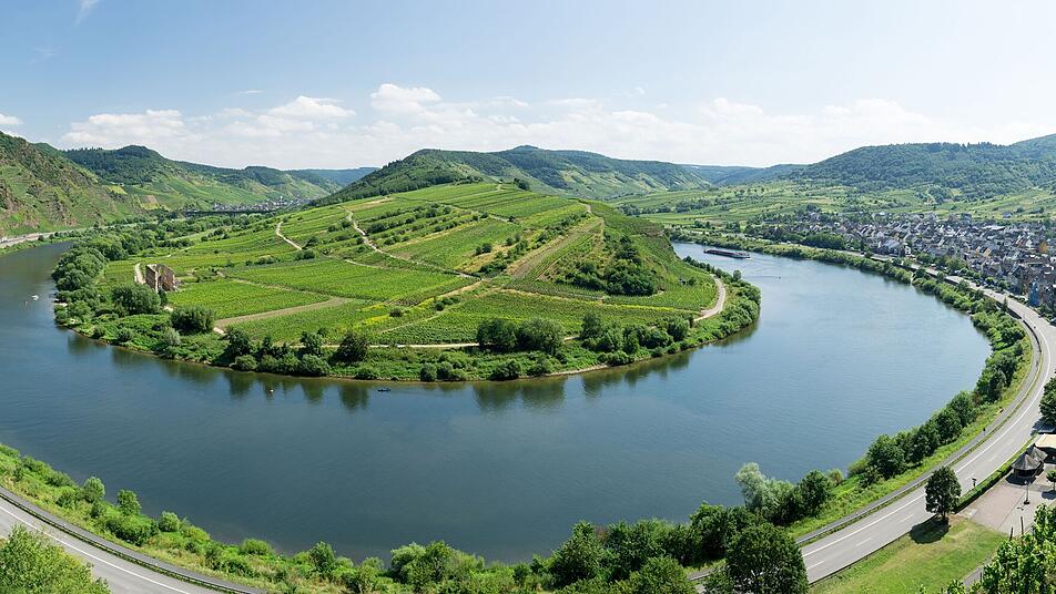 Die Moselschleife bei Cochem durchfährst du auch mit dem Schiff auf der Tagesfahrt von Zell nach Cochem.