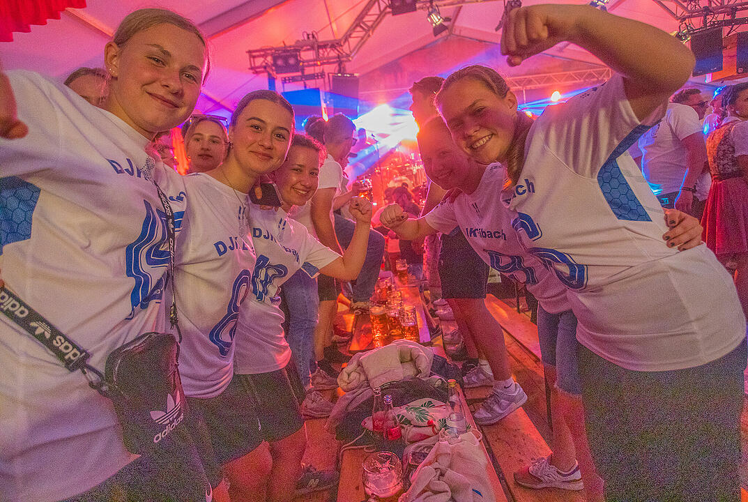 Musik im Festzelt gab es mit der Band "KLOSTERGOLD"