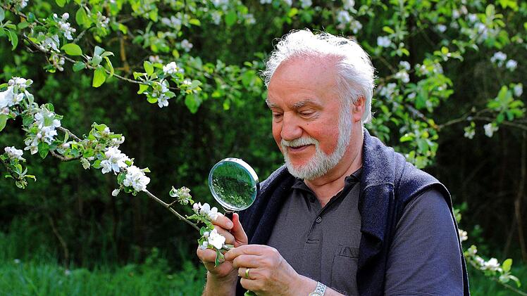 Gartenexperte Jupp Schröder   beobachtet gern Blattlauskolonien mit der Lupe und wartet   ab, bis die  Natur sich selbst  reguliert hat: Schwebfliegenlarven  saugen über 1000 Blattläuse pro Tag aus.  Und tschüss, Ungeziefer! Foto: Klaus Gagel