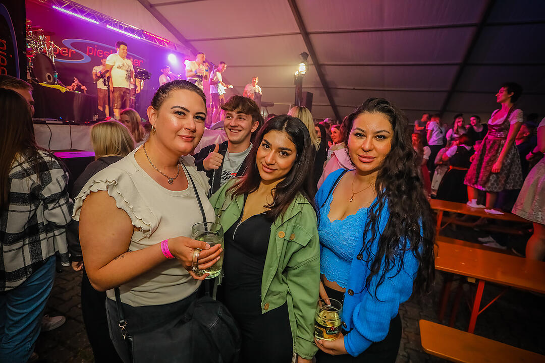 Samstagsparty im Festzelt!