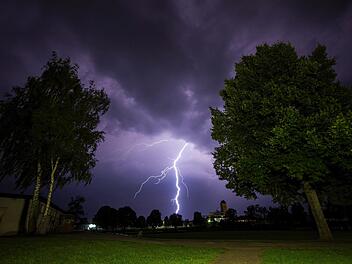 In der Nacht auf Montag kam es zu schweren Unwettern über Deutschland, unter anderem in der Eifel. Bei dem Gewitter sind zum Glück keine Menschen zu Schaden gekommen. Foto: Rene Ruprecht/dpa