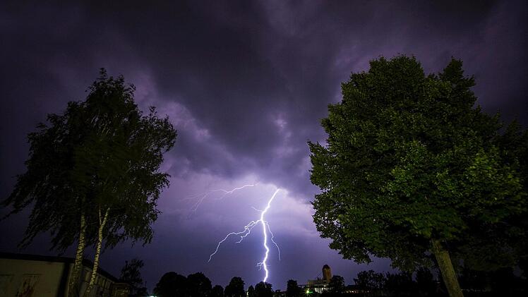 In der Nacht auf Montag kam es zu schweren Unwettern über Deutschland, unter anderem in der Eifel. Bei dem Gewitter sind zum Glück keine Menschen zu Schaden gekommen. Foto: Rene Ruprecht/dpa