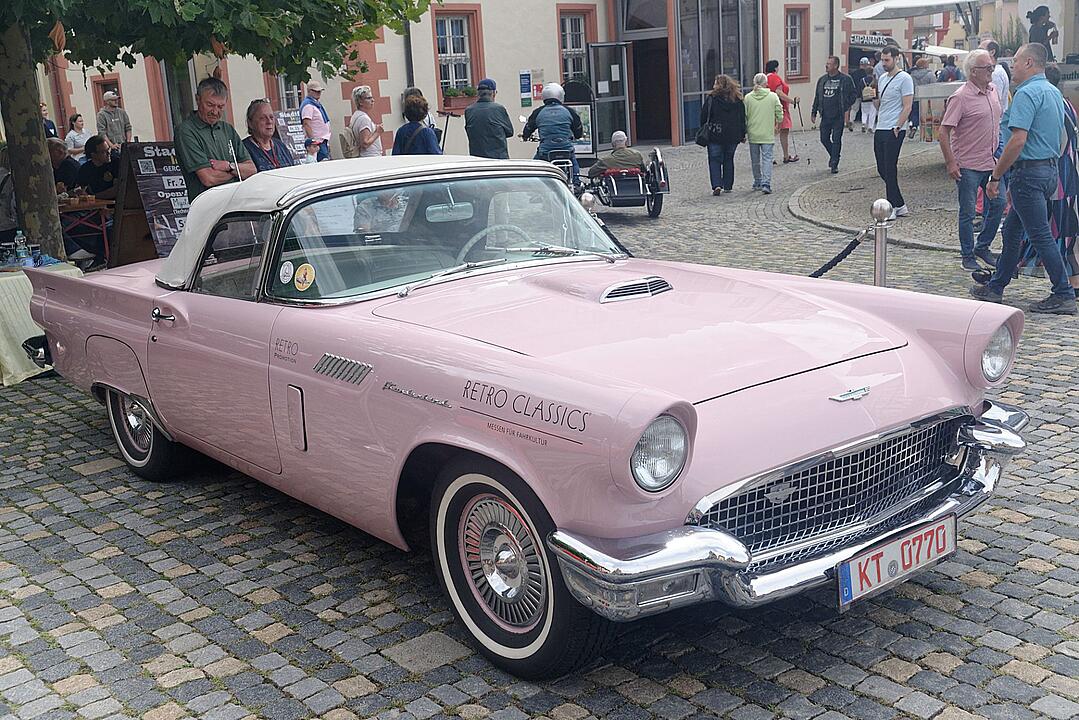 Historische Automobile und Motorräder