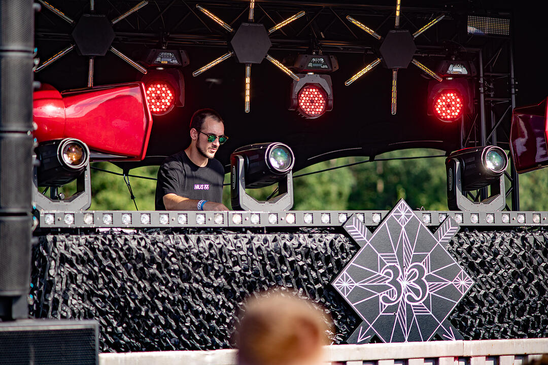 Einmalige Festivalwelt zwischen Stahl und Container.