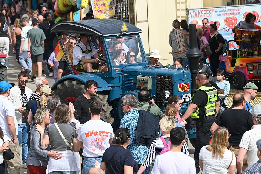 Nürnberger Frühlingsfest mit Rekordbesuch: 85 historische Traktoren auf Rundfahrt