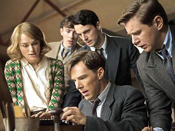 Die Codeknacker (von links) bei ihrem entscheidenden Durchbruch (von links) Joan Clarke, (Keira Knightley), Matthew Beard (Peter Hilton), Hugh Alexander (Matthew Goode), Alan Turing (Benedict Cumberbatch) und John Cairncross (Allen Leech ).  Foto: Weinstein/Universum