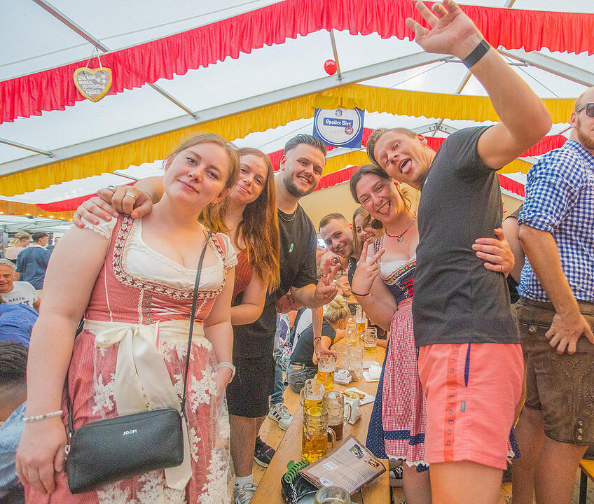 Musik im Festzelt gab es mit der Band "KLOSTERGOLD"