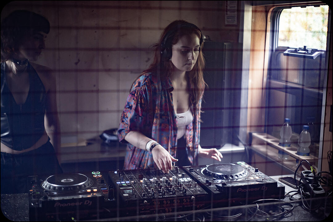 Hard Techno und Trance in drei verschiedenen Party-Waggons!