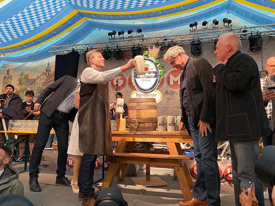 O'zapft is! Das Frühlingsfest am Dutzendteich beginnt