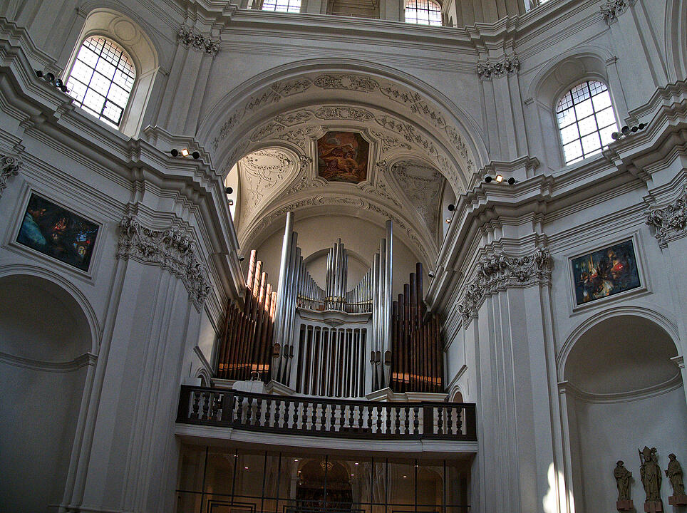 Die Stiftskirche in der Würzburger Altstadt