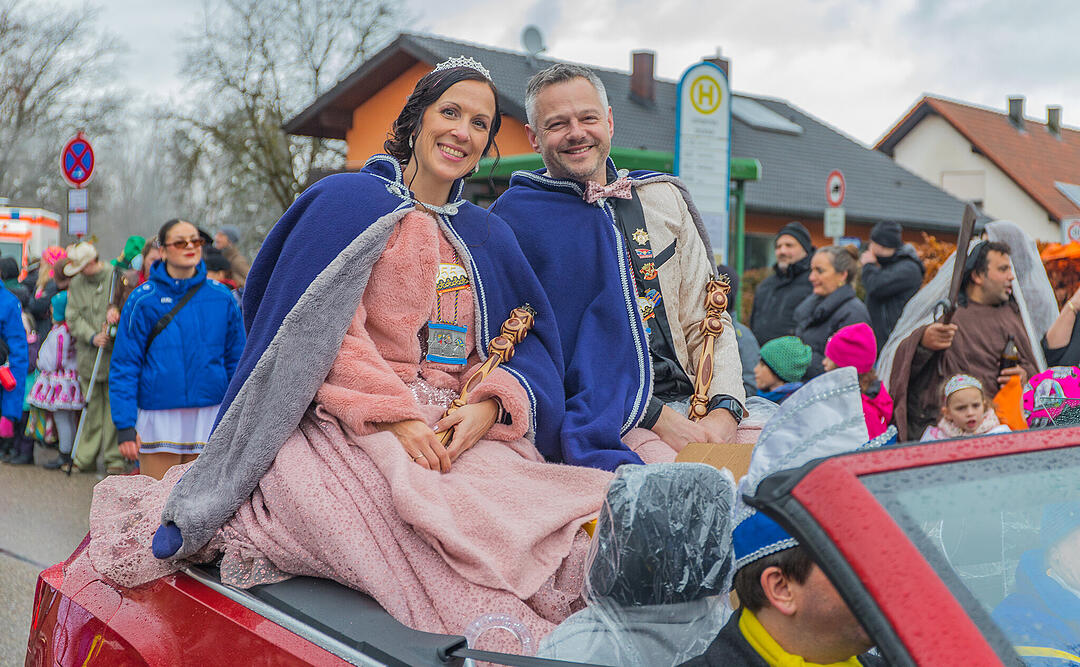 Buntes Faschingstreiben begeistert groß und klein.