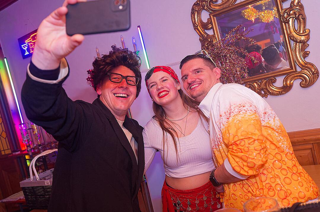 Drei Männerballetts, Musik von DJ Asti und vieles mehr gab es beim Weiberfasching!