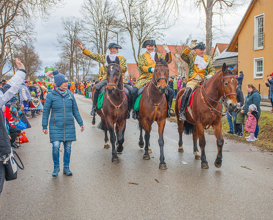 Tausende Narren und Närrinnen feierten auf der Straße