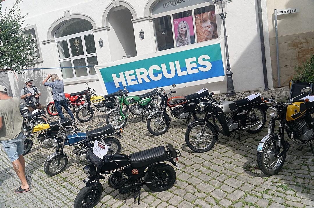 Historische Automobile und Motorräder