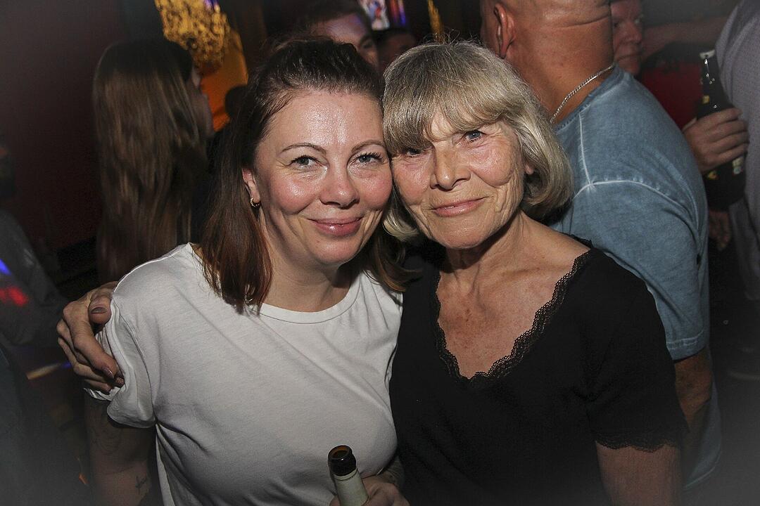 Volles Haus, erwachsene Partypeople und eine ausgelassene Feier!