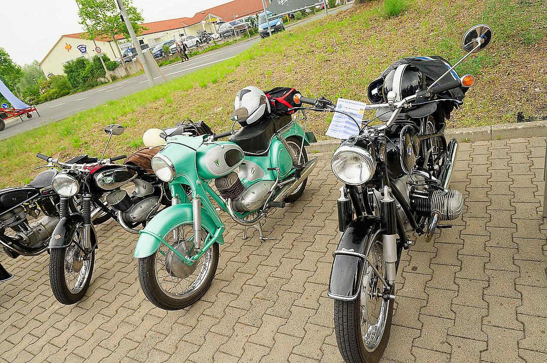 Autos, Motorräder, Mopeds und Traktoren gab es zu bewundern.