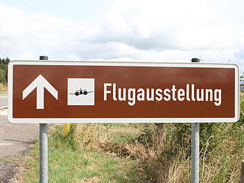 Die Flugaustellung bei Hermeskeil ist nicht zu verfehlen.