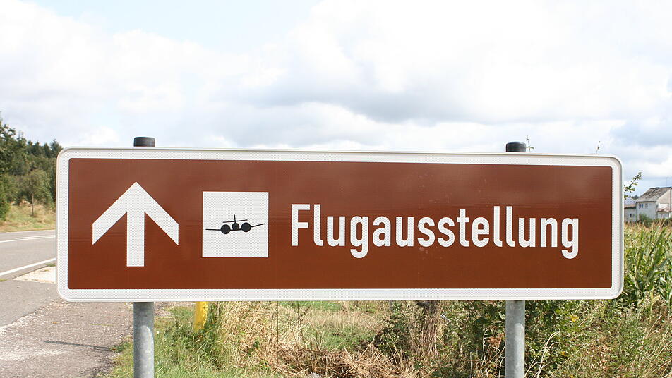 Die Flugaustellung bei Hermeskeil ist nicht zu verfehlen.