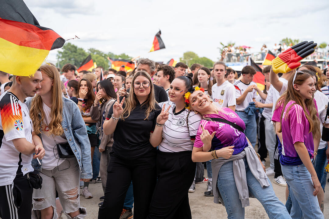 Fans schauen das EM-Viertelfinale zwischen Duetschland und Spanien in Nürnberg