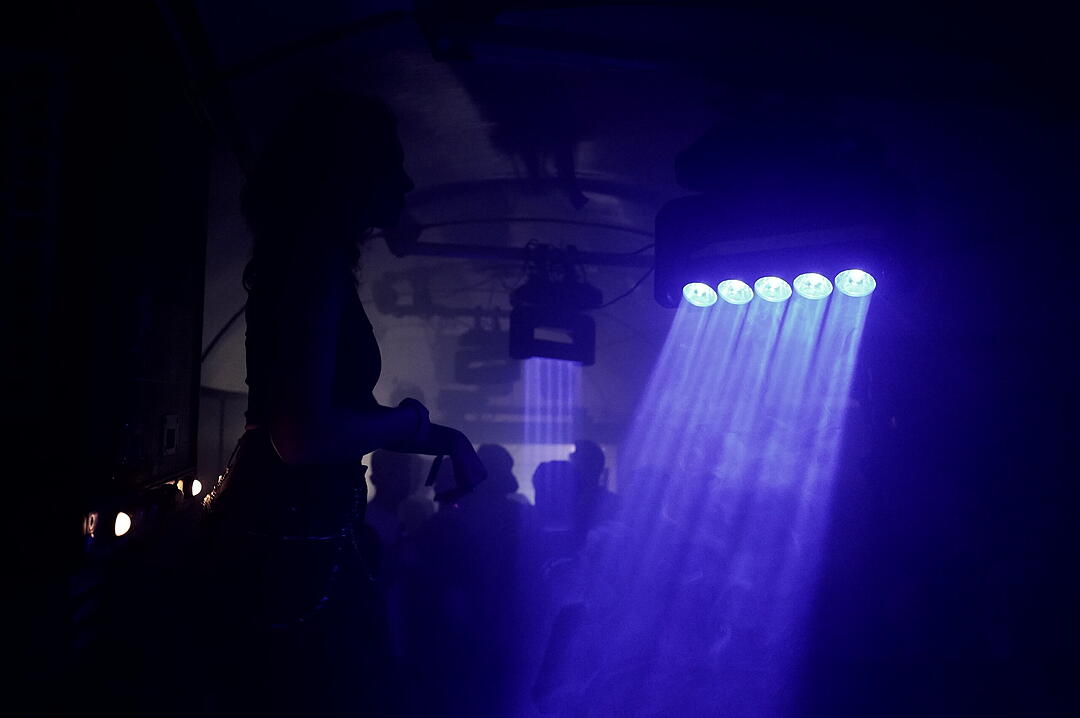 Party im Zug - Raver*innen tanzen zu Techno-Beats