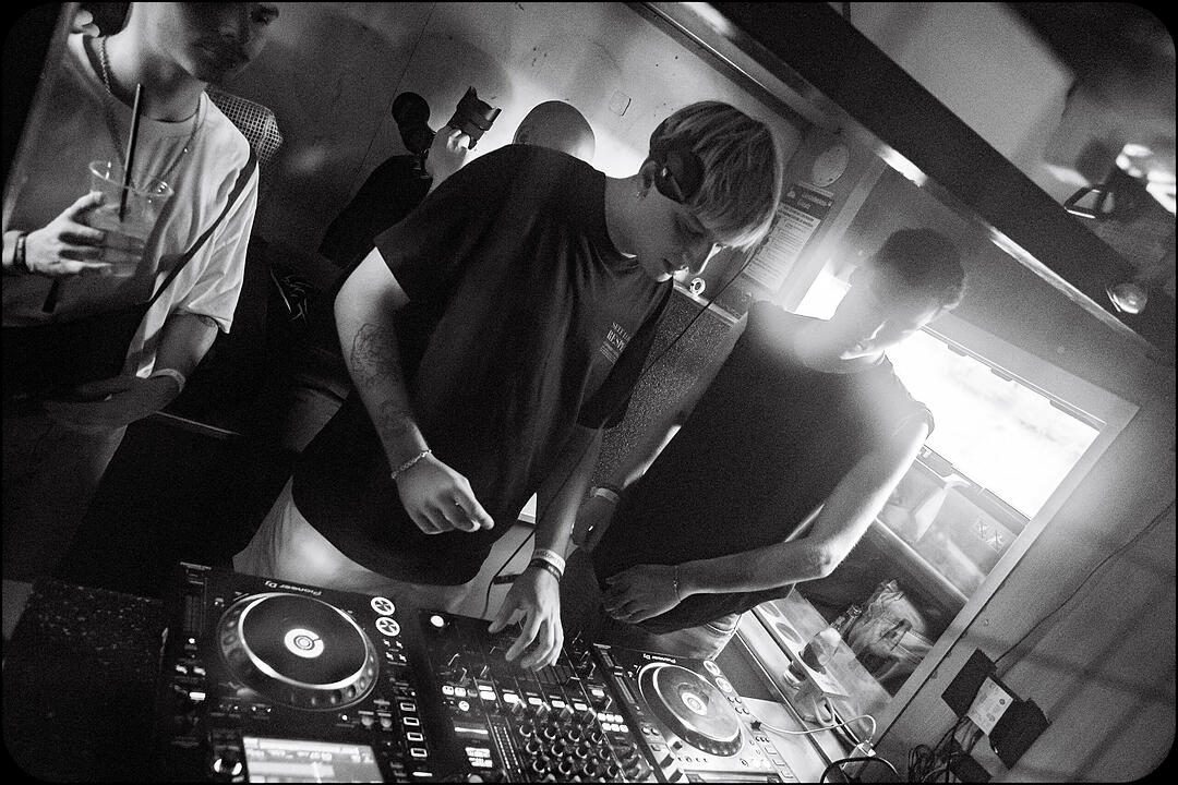 Hard Techno und Trance in drei verschiedenen Party-Waggons!
