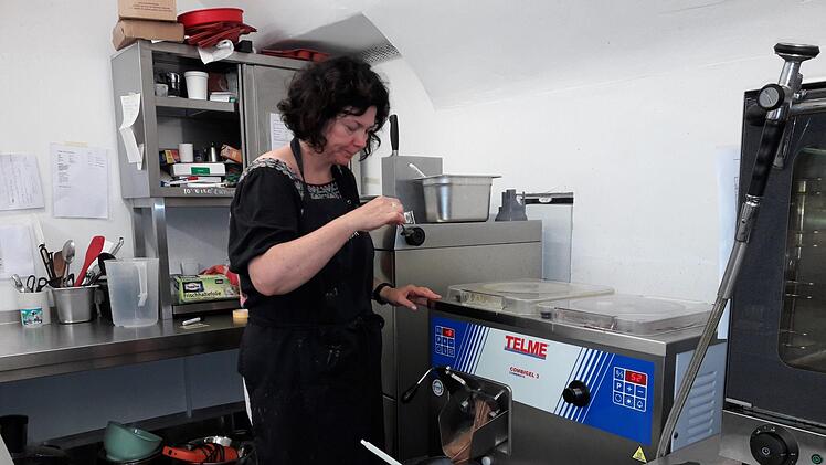 Die Chefin an der Eismaschine. Gerade wurde das Schokoladeneis fertig. Foto: I. Fenn-Nebel
