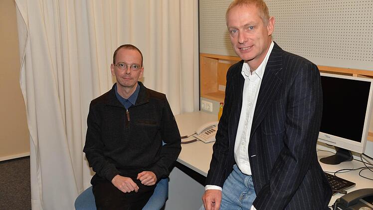 Die Schmerzexperten Dirk Boujong (links) und Christoph Sommer beantworteten an unserem Redaktionstelefon die Fragen unserer Leser. Foto: Ronald Rinklef