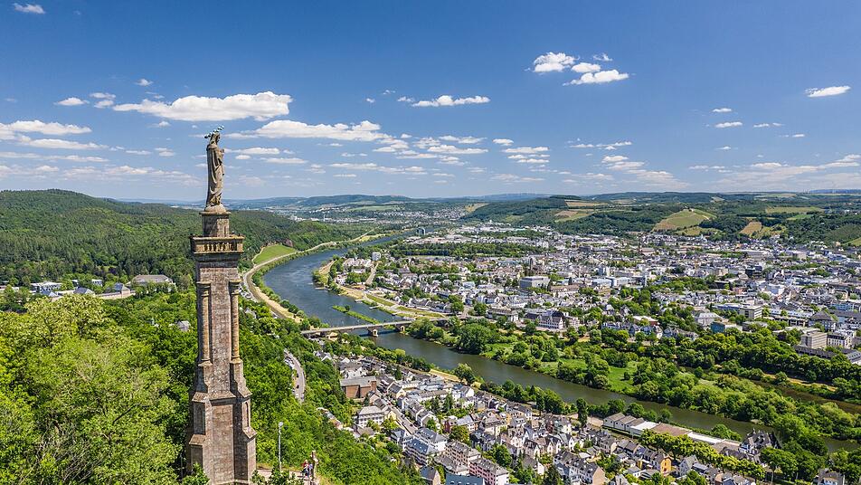 Hoch oben über der Stadt wacht die Mariensäule über die Trierer*innen.