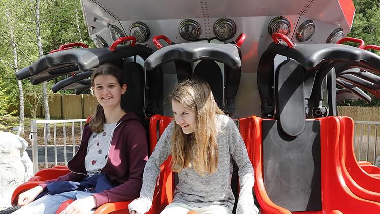 Annika (rechts) und Isabel im Free-Fall-Tower "Tower of Fear". Foto: Matthias Hoch