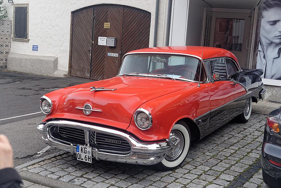 Historische Automobile und Motorräder