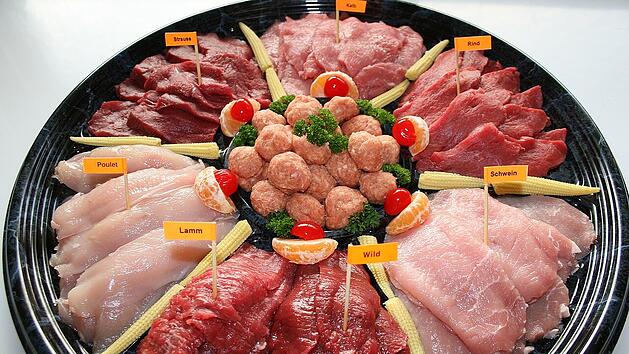 Rinder-, Schweine- und Hähnchenbrustfilet sind Klassiker beim Fondue mit Fleisch. An Weihnachten und Silvester kommt oft auch Lamm oder Wild in den Topf.